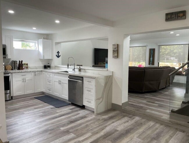 Building Photo - 4311 SW 31st Dr