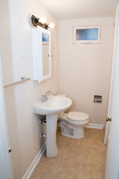 Building Photo - 803 Diamond Ct