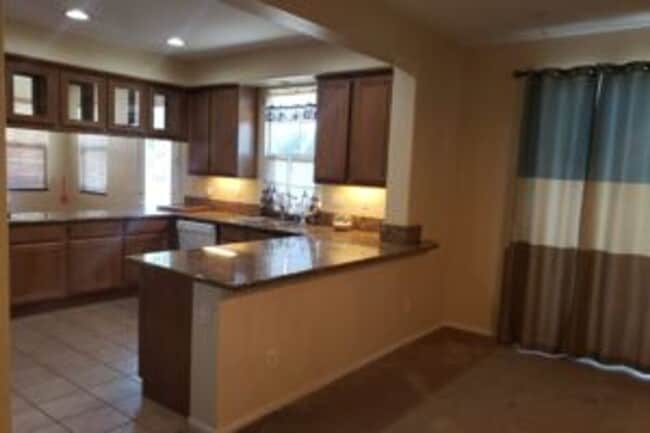 Building Photo - Large Orange Crest 5 bedroom 4.5 bathroom