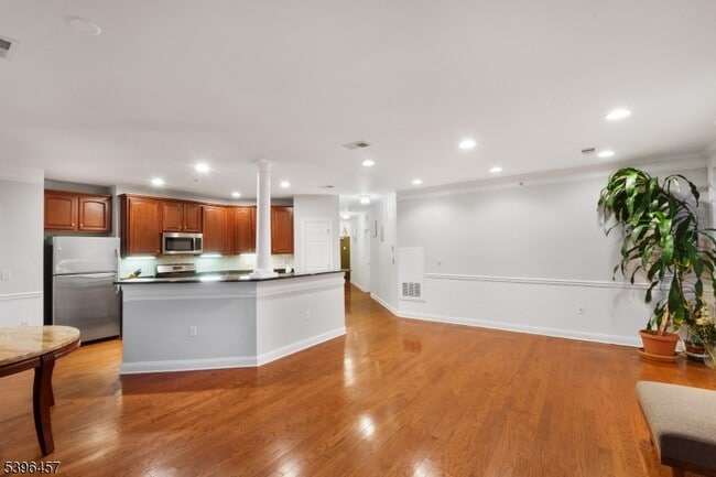 Building Photo - 265 Victoria Dr