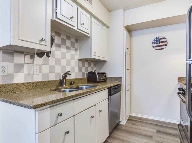 Building Photo - 505 W 7th St