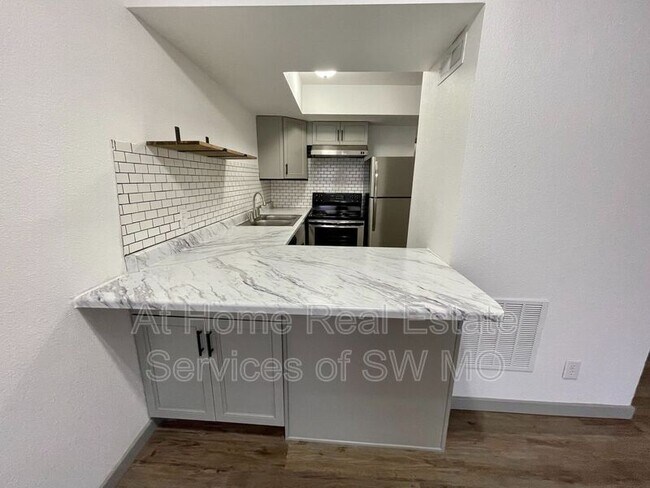 Building Photo - 1438 E Elm St