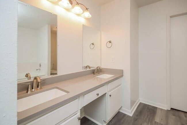 Building Photo - 1711 Oak Ridge Dr