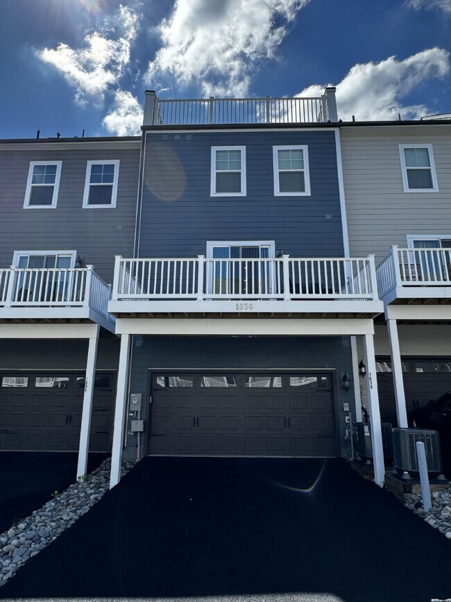 Building Photo - Luxurious 4-Bedroom Townhouse with 3.5 Bat...