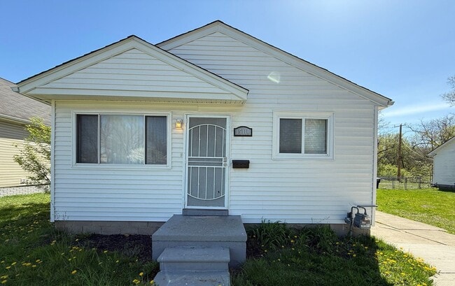 Primary Photo - Renovated 3-Bedroom Ranch with 2-Car Garag...