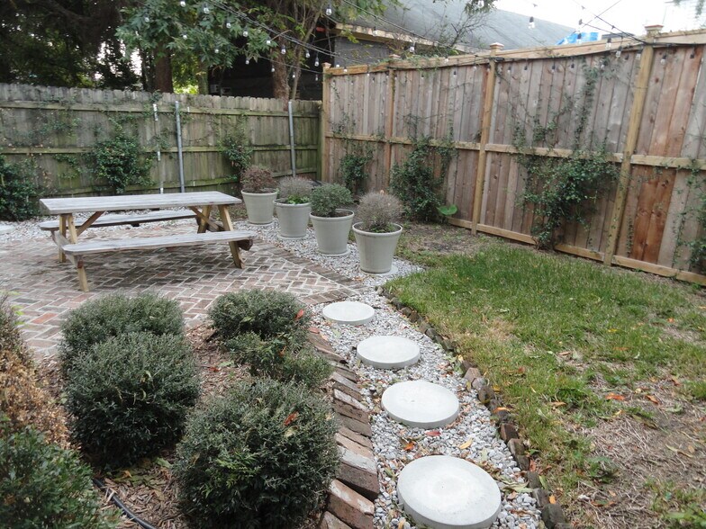 Shared Backyard - 624 1st St