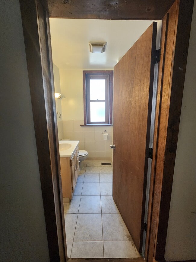 Building Photo - 4328 N Kenmore Ave