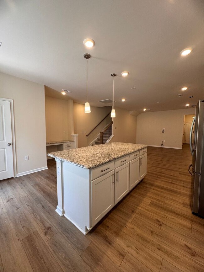 Building Photo - 3BR 2.5BA Townhome
