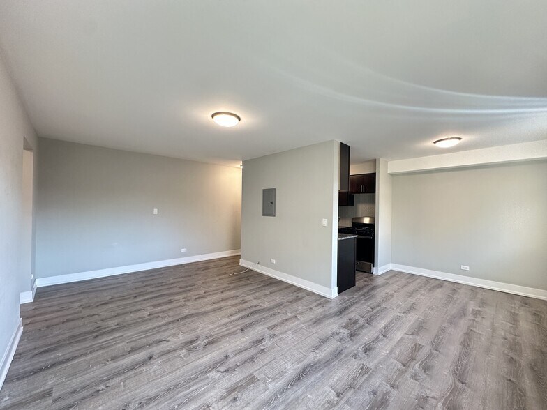Building Photo - 533 W Surf St