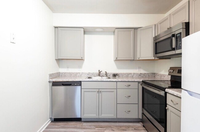 Building Photo - 15249 Broadwater Cir
