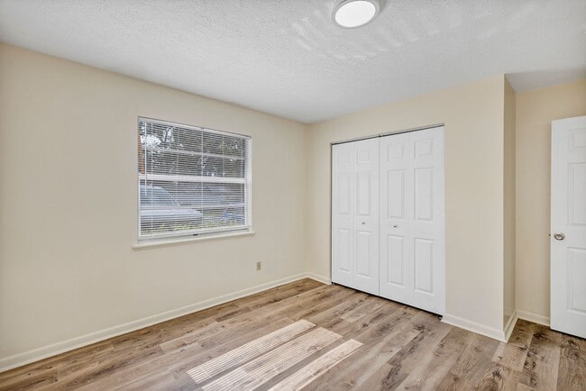 Building Photo - Charming 2-Bedroom Apartment for Rent – Great Location in Ocala! Deposit-Free Move-In Available t...