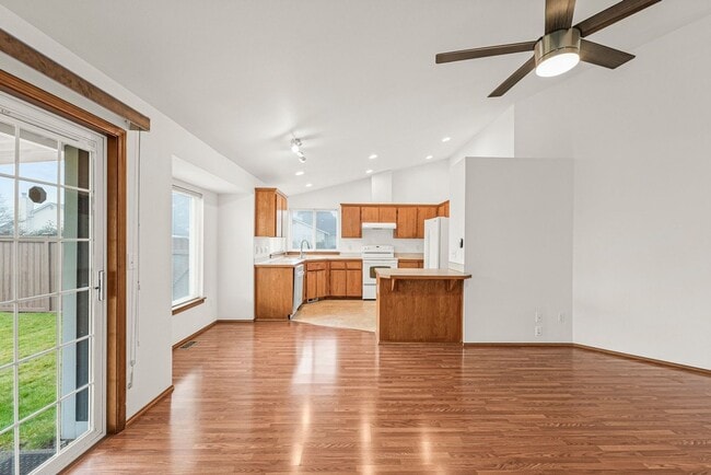 Building Photo - Beautiful 3-Bedroom, 2-Bath Home on a Corner Lot in Spanaway