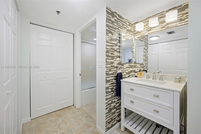 Building Photo - 20515 E Country Club Dr