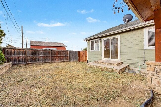 Building Photo - "Charming 3-Bedroom Duplex in Englewood with 2 Full Baths - Your Ideal Home Awaits!"