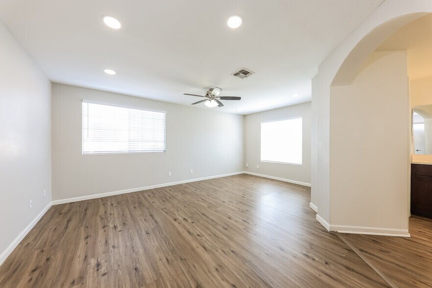 Building Photo - 7631 W Cinnabar Ave