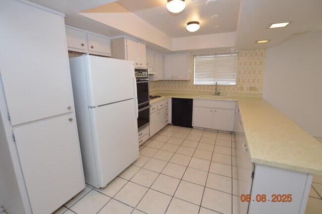 Building Photo - 2108 Mariposa Ave
