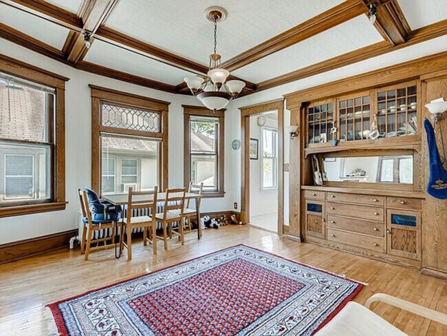 Building Photo - 815 Logan Ave N