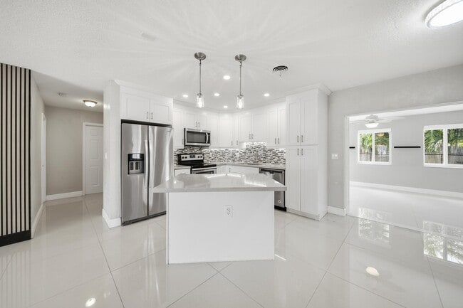 Building Photo - 5031 NE 23rd Terrace