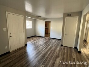 Building Photo - Available now 3-bedroom renovated apartmen...