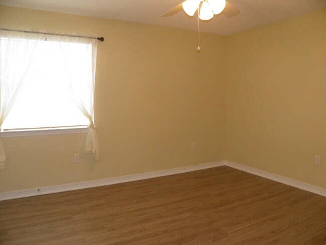 Building Photo - 1843 Whispering Oaks Ln