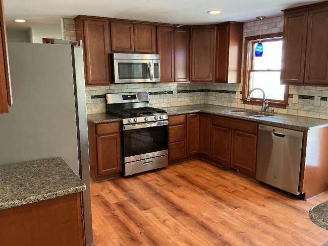 Building Photo - 901 White Birch Ln