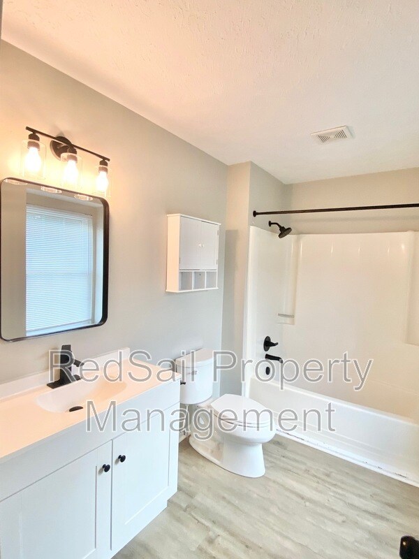 Building Photo - 709 Chatsworth Dr