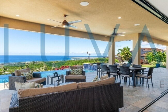 Building Photo - 4 bedroom 3.5 bathroom home with pool