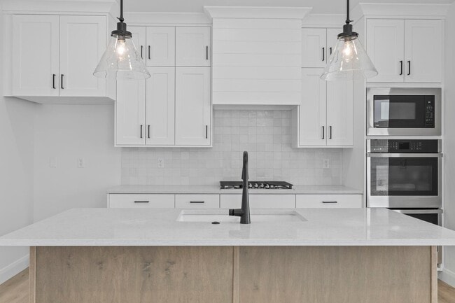 Building Photo - 646 Grn Mountain Dr