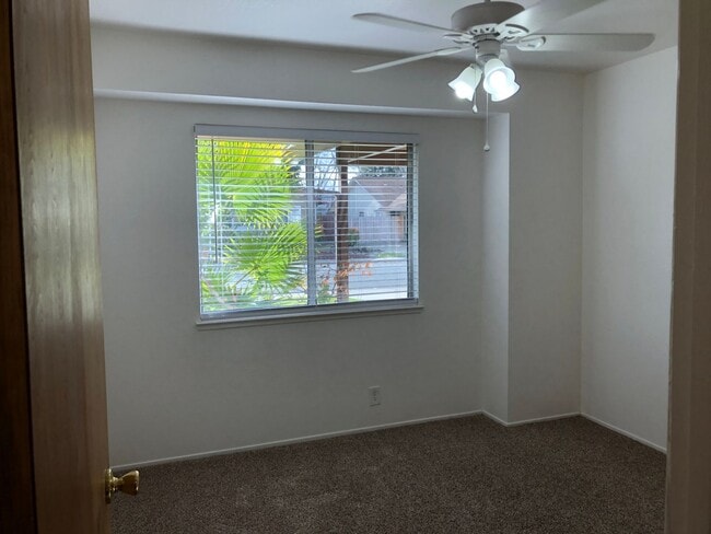 Building Photo - 3-Bed, 2-Bath Single-Family Home (Lease as...