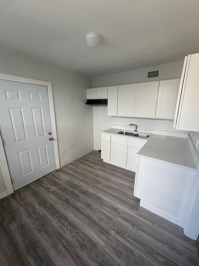 Building Photo - 726 35th Ave S