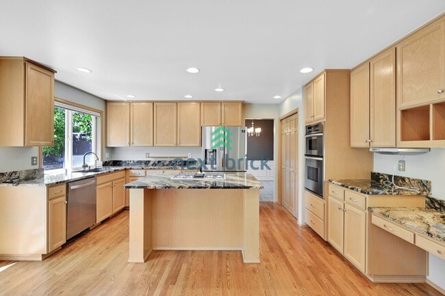 Building Photo - 4 BED & 2.5 BATH FOR RENT