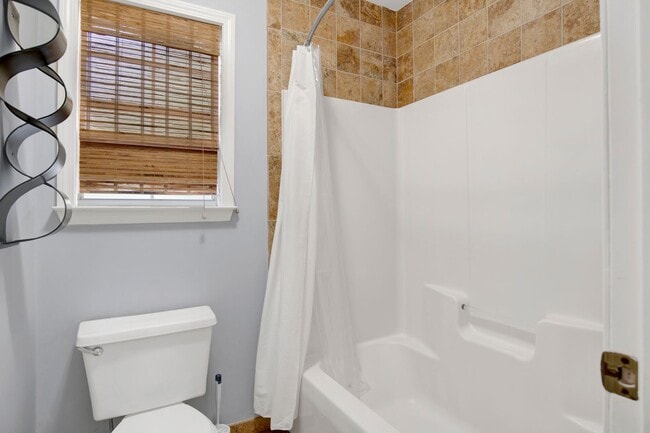 Building Photo - 4-bedroom, 2.5-bath home near Cordova Park