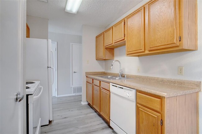 Building Photo - 215 Colt Ln