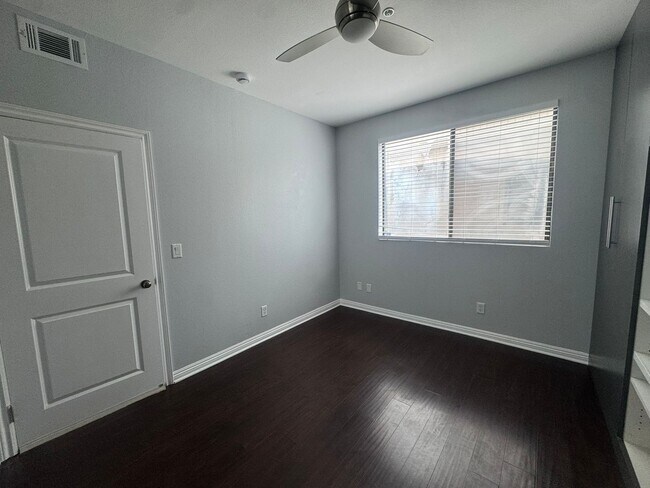 Building Photo - Renovated 1BR in Long Beach – New Appliances, Big Balcony, Steps from Downtown