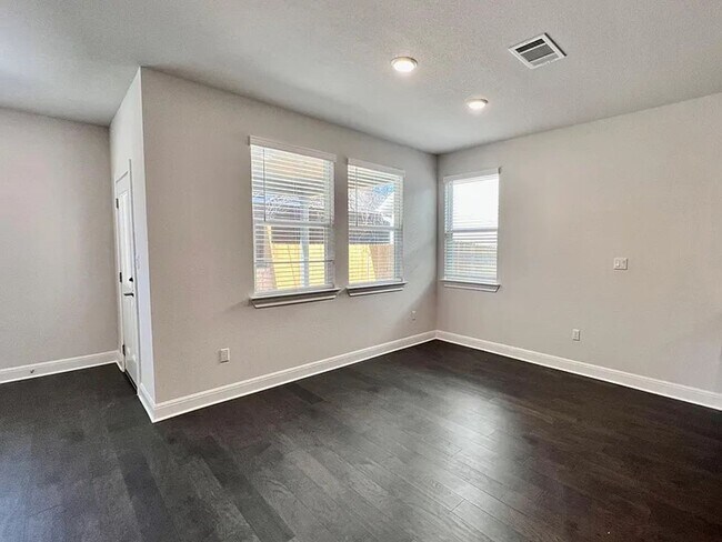 Building Photo - Open Concept Family Dream Home!