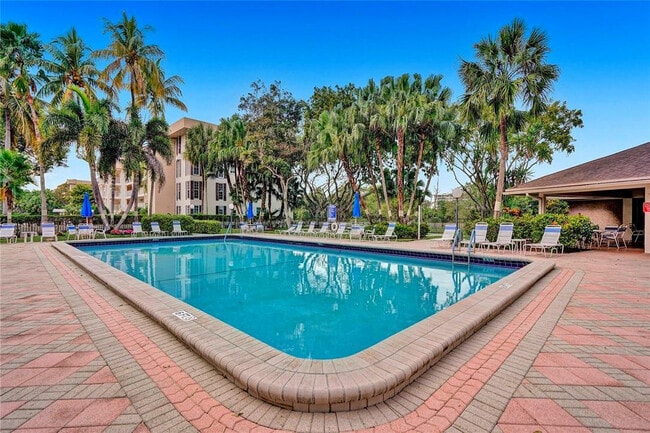 Building Photo - 3051 S Palm Aire Dr