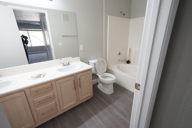 Building Photo - No Showings until 4/10/2026