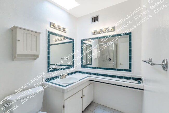 Building Photo - 803 E Holaway Dr