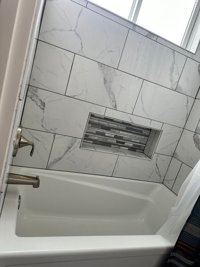 Building Photo - Year Round Rental- 4 bedroom, 2.5 bath in ...