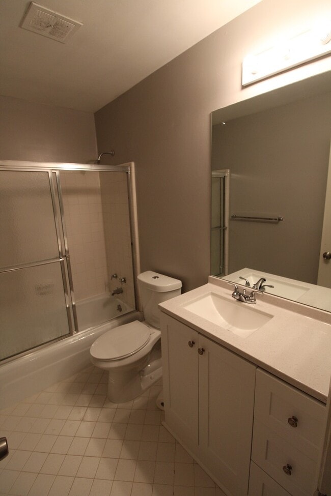 Building Photo - (MOVE-IN SPECIAL!) Renovated 2 Bedroom Tow...