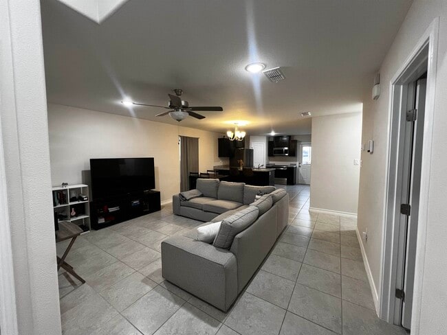 Building Photo - 5626 Encanto Dr