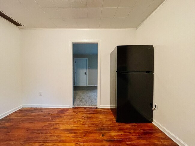 Building Photo - Coming Soon! Cozy 2 Bed / 1 Bath Home — Pet Friendly!