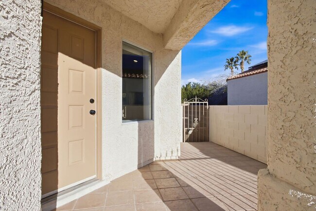 Building Photo - STUNNING DESERT SHORES MINUTES FROM THE LAKES!!!