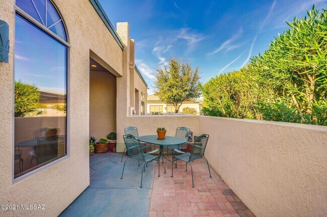 Building Photo - 2421 W Via Di Silvio