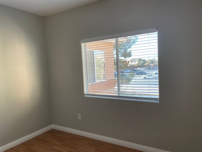 Building Photo - 2 bedroom upgraded condo in Silverado Ranch