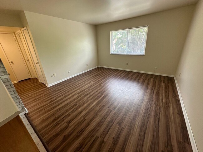 Building Photo - 300 E 16th Ave