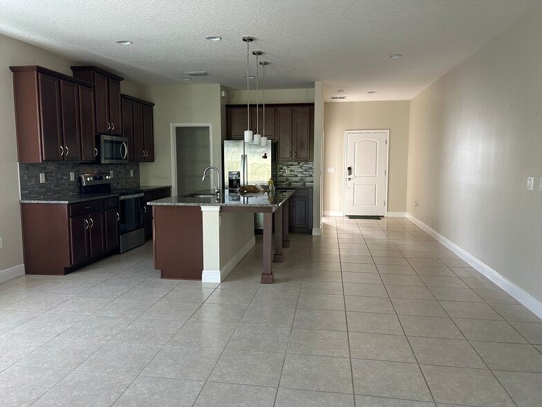 Building Photo - 5567 Estero Loop