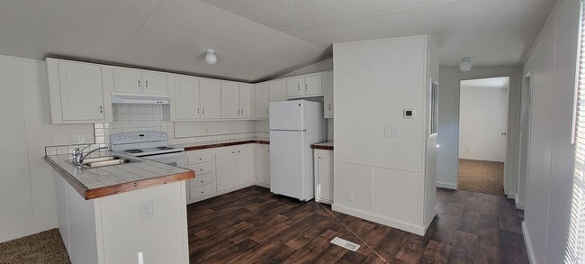 Building Photo - Ready to Move in