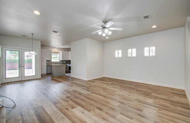Building Photo - 624 E 39th St