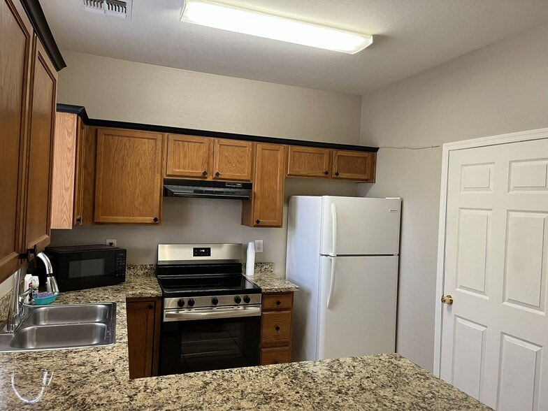 Building Photo - 2300 E Magma Rd
